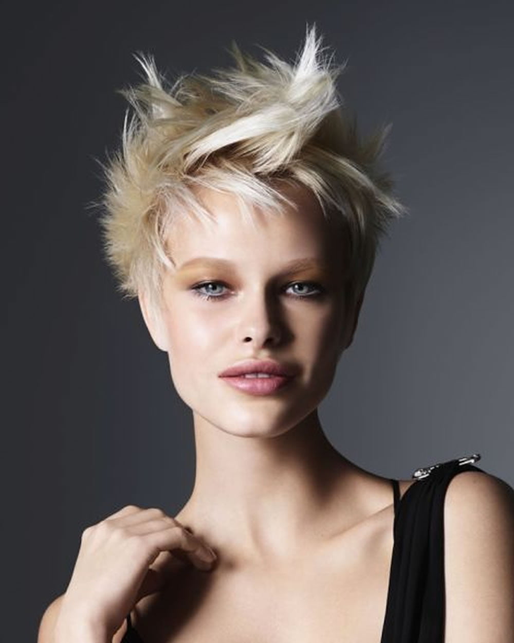Hey Ladies! Best 13 Short haircuts for round faces ...