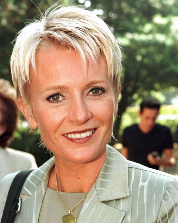 Short Haircut for Older Women & Hairstyles Over 50 to 60 for Spring