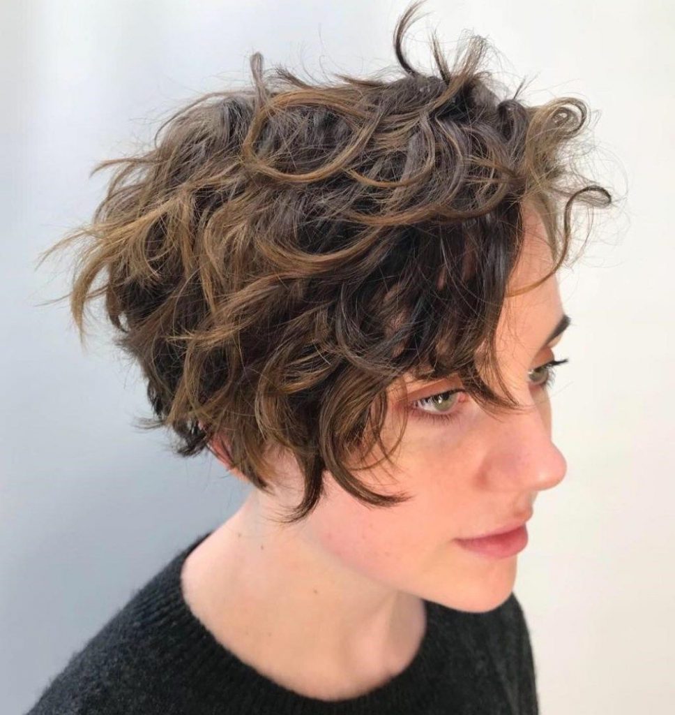 Short Wavy Hairstyles for Women in 2022-2023